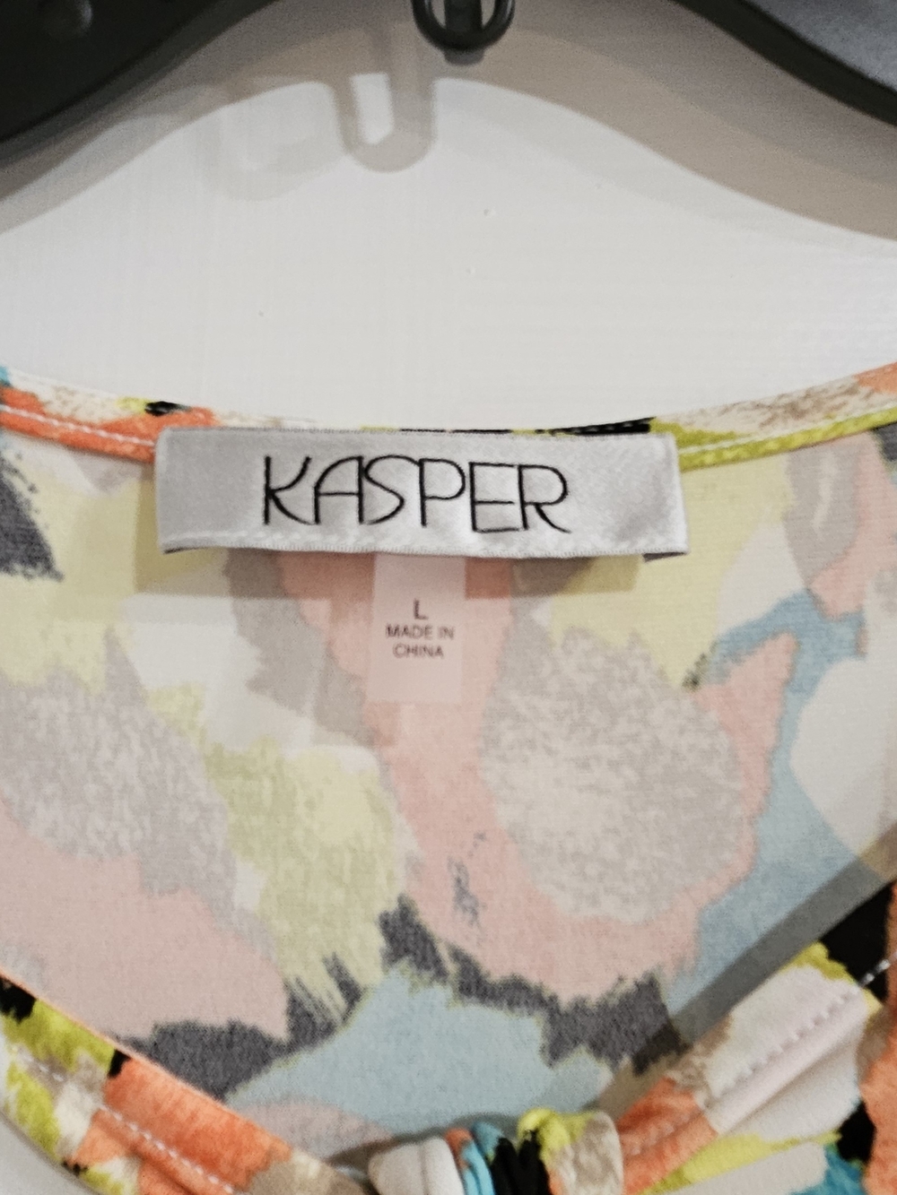 Kasper Sleeveless Floral-Print Tie-Neck Camisole in Coral, Navy & Lime - Picture 4 of 5